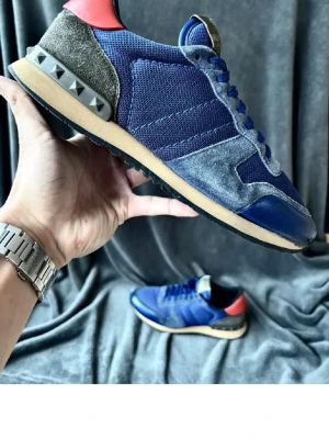 Valentino rockrunners  -  Valentino rockrunners. Självklart äkta säljer billigt pga av att jag tyvärr inte har boxen kvar !Perfekta för dig som vill sticka ut med stilrena men unika skor.