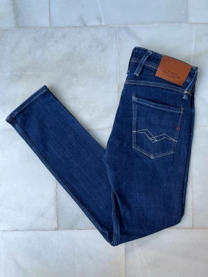 Mörkblå  Replay Anbass jeans  - Snygga och stilrena Replay Anbass jeans i ett mycket bra skick utan några tecken på användning 😊                                                         ——————————————————————————                                                     📐| Storlek: 29-32                                                  👖| Märke: Replay                                                    🔎 | Skick: Mycket bra                                             💵 | Ny Pris: 1699kr              
