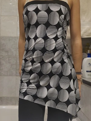 Svartvit mönstrad tubtopp - ❗️Skriv innan köp❗️Säljer en svart tubtopp med vita cirklar och ränder i grafiskt mönster. Toppen är lång i modellen och har asymmetrisk nederkant. Resårband högst upp. Dock lite stor på mig och ramlar ner. Har fått från en familjemedlem men har blivit omhändertagen. 