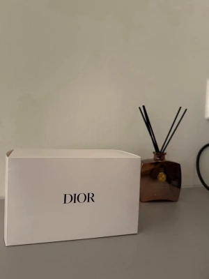  Dior necessär - Säljer en exklusiv necessär från Dior, levereras i originalbox Perfekt för att förvara smink m.m