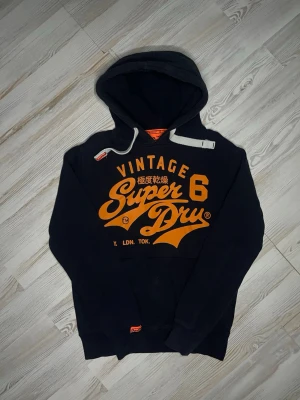 Mörkblå superdry hoodie - Säljer denna feta hoodie från superdry i gott skick🤩måtten ärLängd:68cm bredd:57cm Storlek M kan även passa S🤗 hör gärna av er vid funderingar samt snabbaffär🙌🏻