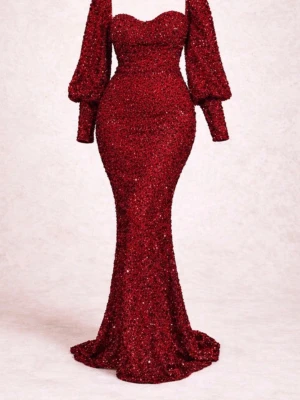 Röd paljettklänning – som ny - Säljer en vacker röd paljettklänning som endast använts några timmar. Klänningen är i helt nyskick utan några skador eller tecken på användning. Den är köpt i Turkiet för länge sedan, därför minns jag tyvärr inte märket. Väldigt elegant och passar perfekt för fest, bröllop eller speciella tillfällen.  Accessoarer medföljer som en liten gåva.  Vid intresse är det bara att höra av sig.