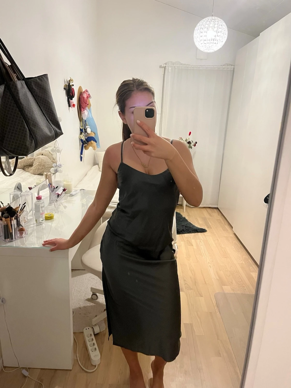 Grå satinklänning med slits