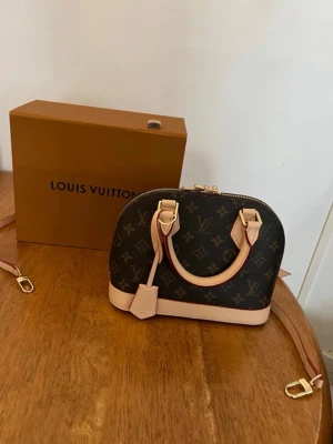 Louis Vuitton Alma BB Monogram väska - Skriv för kvittot 😚 lås,boxen,axelrem följer med dock har inga nycklar kvar därav priset !