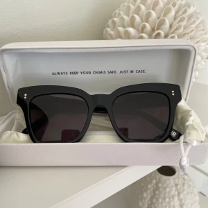 Chimi 005 i färgen Berry (svarta) - Svarta chimi i modellen 005 och färgen Berry. 