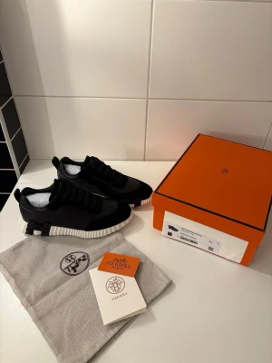 Svarta skor med vit sula - Säljer nu mina Svarta skor med vit sula och som är helt nya med förpackning osv som följer med