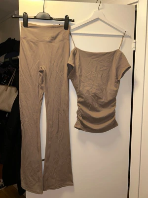 Beige tränings kläder  - Helt nya träningskläder ifrån Gina tricot. Oanvända. Båda i storlek s passar också xs 