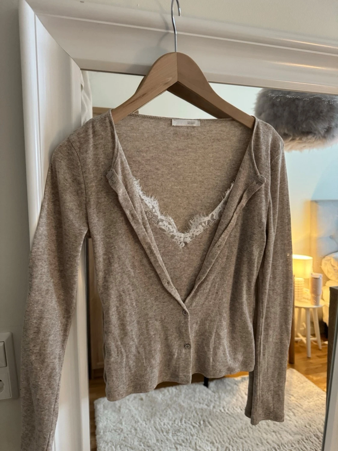 Beige kofta med spetsdetalj - 1