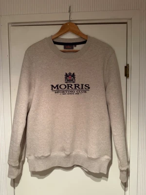 Morris Trevor Sweatshirt - Säljer en morris Trevor sweatshirt i storlek M. Tröjan är i ny skick i princip oanvänd