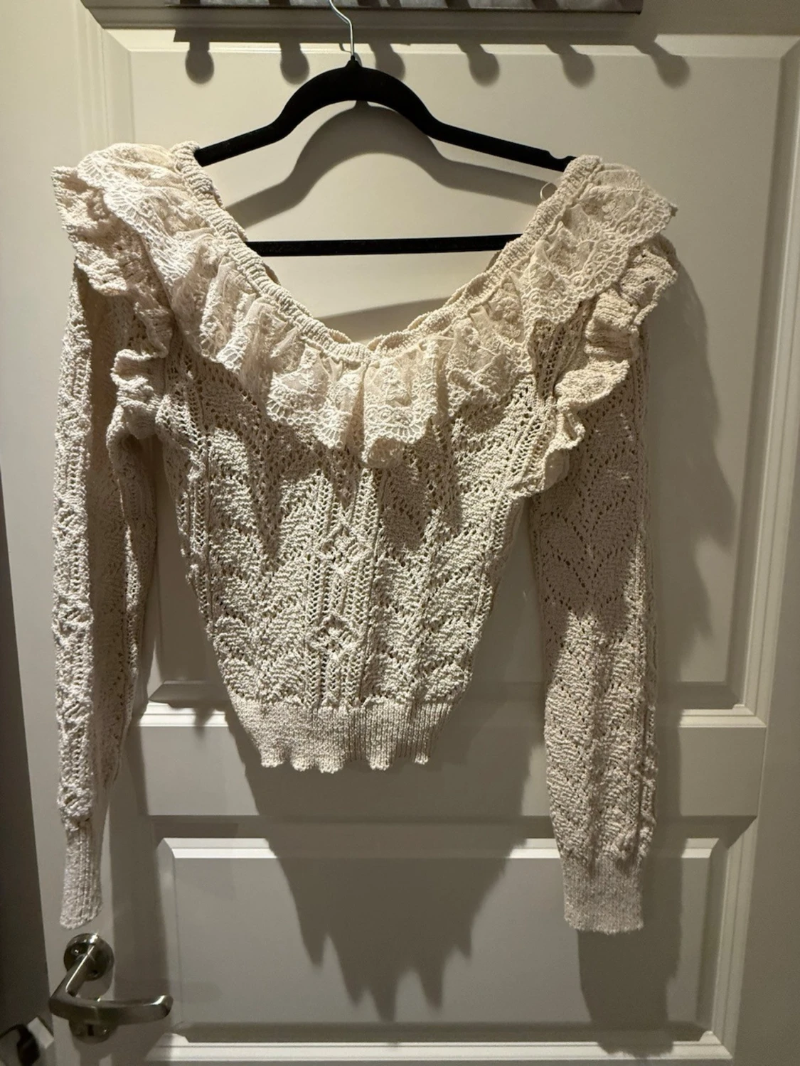 Krämvit spetsig volangtröja - 3