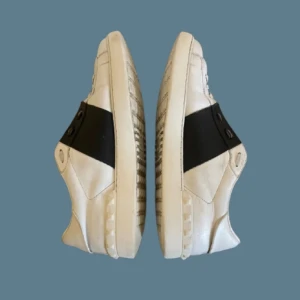 Valentino Open sneakers vit/svart skinn - Snygga Valentino Open sneakers (säljs otroligt mycket kopior på plick men dessa är självklart äkta) i vitt skinn med bred svart läderdetalj över vristen. Klassisk rund tå, platt sula och diskret logga på plösen. Lite målade med vit skofärg av tidigare ägare men det är inget som man tänker på. (OBS sulorna är bytta för bättre kvalitet men det är inget som syns eller har någon påverkan). Suveräna skor, bara att höra av sig om minsta fundering.😁