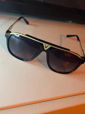 Lv solglasögon  - Snygga 1:1 Louis vuitton solglasögon. Fint skick 