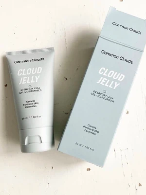 🍒Ny Common Clouds Cloud Jelly🍒 - 🍒Cloud Jelly är en ultra-fuktgivande, oljefri gelkräm som omedelbart återfuktar o lugnar stressad hud. Barriärstärkande pantenol (vitamin B5), centella asiatica, hyaluronsyra o ceramider verkar tillsammans för att öka hudens fuktnivåer, dämpa blossighet o skapa en jämnare hudton. Huden känns fuktmättad, lugn och plumpad. Cloud Jelly passar alla hudtyper.🍒Den är ny och endast testad några gånger, med nästan all produkt kvar. Nypris 189kr🍒
