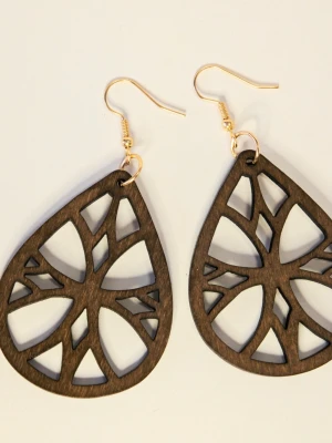 Ultralätta Bruna träörhängen med utskuret mönster - Unika örhängen i mörkbrunt trä med droppform och ett coolt, utskuret mönster som påminner om grenar eller abstrakta former. Krokarna är i guldfärgad metall och ger en snygg kontrast till träet. Perfekta för dig som gillar naturmaterial och statement-accessoarer.