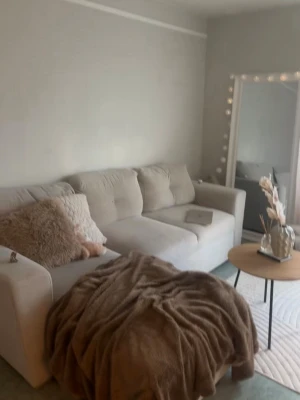 Tre-sits ljus sand bäddsoffa med rund soffbord i trä -Västerås  - Säljer en fräsch och praktisk ljus/sand färgad bäddsoffa tillsammans med ett stilrent runt soffbord med träskiva och svarta metallben. Soffa: Sovyta 149x195 cm. B241 x H86 x D89/163 cm. Pris går att diskutera vid snabb affär, soffa&bord går att hämtas fr.o.m 1 April 2026.         Inköpt för ca 1 år sedan  Djur och rökfritt hem  Säljes pga flytt