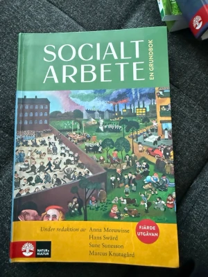 Socialt Arbete en grundbok - Socialt Arbete en grundbok. Författare Anna Meeuwisse, Hans Swärd, Sune Sunesson, Marcus Knutagård Upplaga4 ISBN9789127465244 SpråkSvenska Vikt758 gram Utgivningsdatum2024-08-16 FörlagNatur Kultur Läromedel och Akademi Sidor408  Köpt för 589 kr på Akademibokhandeln. I väldigt bra skick. Har en fläck på en sida (se bild 3) annars i utmärkt skick. 