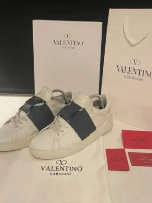 Valentino Garavani vita  - Storlek 43