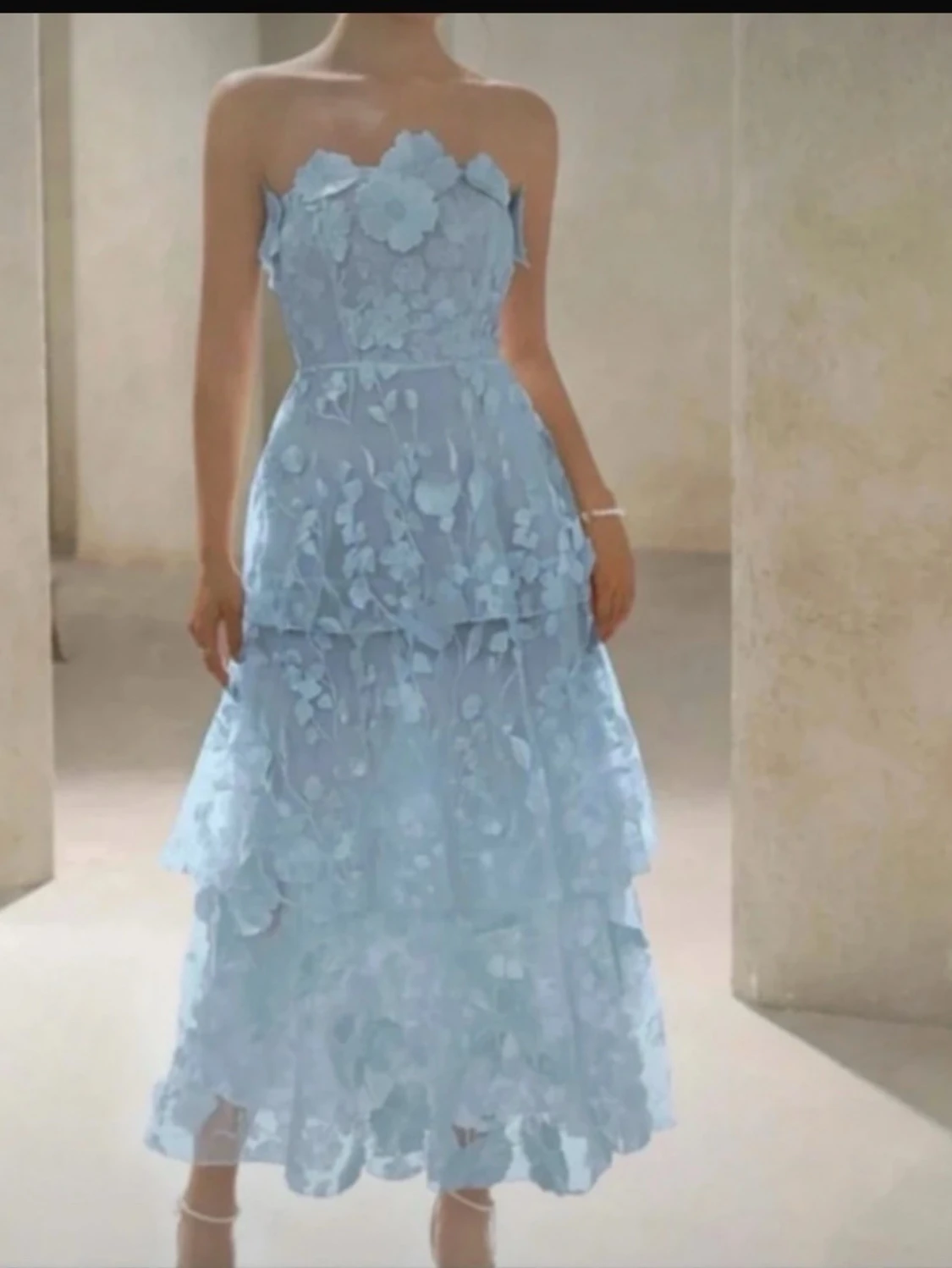 Ljusblå axelbandslös spetsklänning