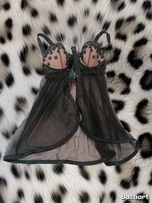 VS nattlinne - Såå fint nattlinne med rhinestones från Victorias secret🎀Säljer då det inte kommer till användning.Finns en lite defekt på ett av satinbanden (se bild 7) men det är inget man lägger märke till. Storlek 36b