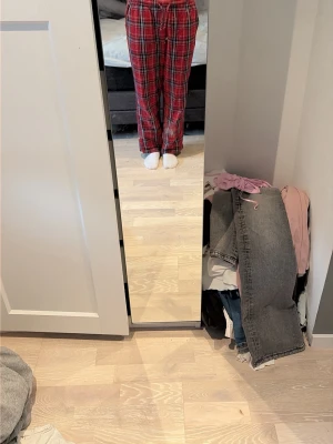 Röda rutiga pyjamasbyxor - Mysiga pyjamasbyxor i rött med klassiskt rutigt mönster från lager 157 i xs