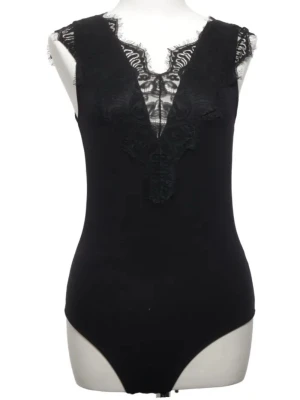 Svart spetsbody - Fin spets body från pieces i storlek Smen skulle säga att de passar S 