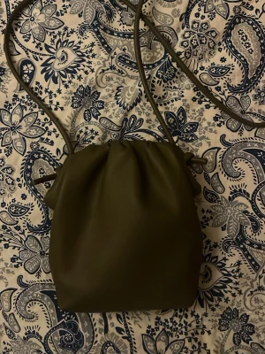 Väska  - Super snygg väska i khaki färg från Mango. Finns inga defekter eller liknande, utan den ser ut som nyskick🥰🥰