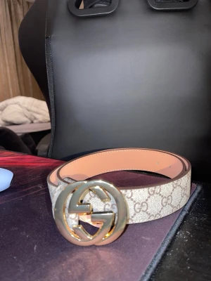 Fet bälte  - Säljer ett bälte i färgen beige. Varan är i nytt skick 