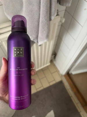 Rituals The Ritual of Yozakura duschskum - Säljer en helt oöppnad flaska från Rituals. I doften cherish the night✨