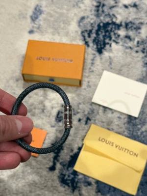 Lv armband 17 - Väldigt fint armband. Passar till alla tillfällen. Allt på bilderna tillkommer. 