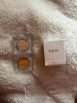 CAIA ögonskuggor  - Två singelögonskuggor från CAIA i nyanserna guld och beige. Aldrig använda 💕