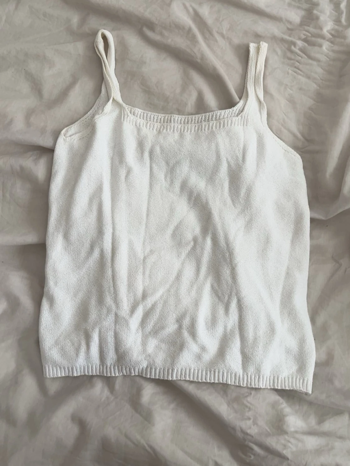 Vit stickad linnetopp