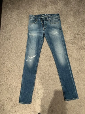   Jack & Jones jeans - Säljer mina Jack and Jones jeans. Dom är i 30/32 och passformen är slimfit modellen är Glenn. skriv vid minsta fundering!