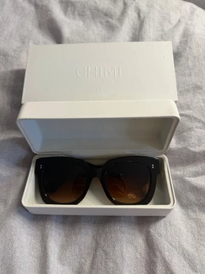 Chimi 08 Brown - Säljer mina chimi 08 Brown. Tyvärr har ena meden gått sönder i mitten, men det går att limma fast den med superlim. Köpta för lite med en ett år sedan. Förutom att enda enden är sönder så finns inga andra skador.