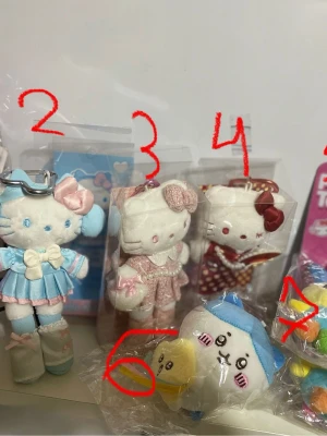 Hello Kitty mjukisdjur samling - Säljer en samling Hello Kitty mjukisdjur och nyckelringar i olika färger och stilar. Figurerna har söta kläder i blått, rosa och rött, vissa med rosetter och hjärtan. Perfekt för dig som älskar kawaii och vill ha unika accessoarer eller dekorationer.