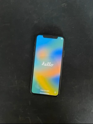 iPhone X – Skärmskydd monterat – Extra tillbehör ingår - Ett helt nytt skärmskydd i härdat glas har precis installerats, så skärmen är fullt skyddad från första dagen. Jag inkluderar även: 	•	Ett extra skärmskydd i härdat glas 	• Ett mobilskal med magnetisk ring (kompatibel med magnetiska laddningslösningar) Allt fungerar som det ska (Face ID, kamera, högtalare, knappar osv.).  Batteriet håller inte lika bra men fungerar fortfarande utmärkt! batteritiden är kortare jämfört med när den var ny. Men den är väl omhändertagen ✅