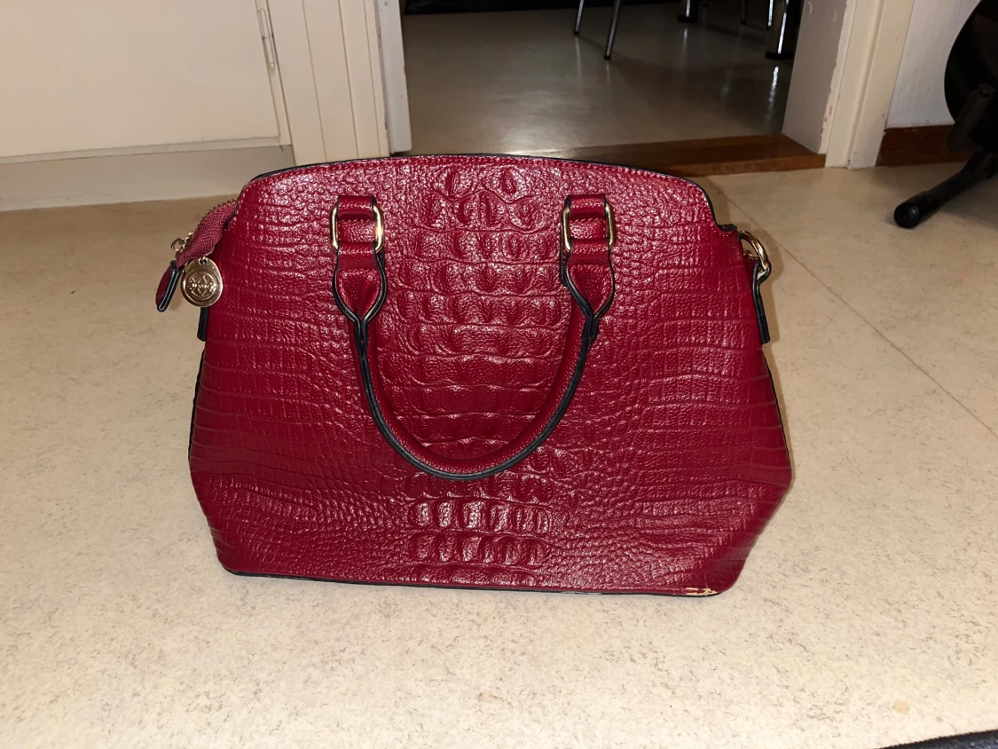 Vinröd handväska med krokopräglat mönster