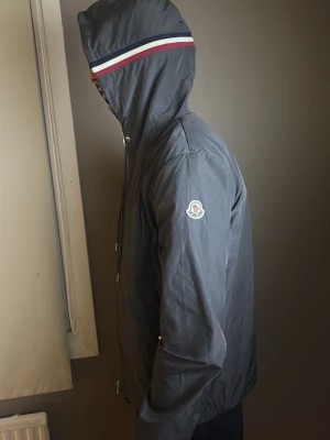 Moncler windbreaker  - Moncler winbreaker (grå) || Jätte fin moncler windbreaker i stl M (självklart äkta) || jackan är knappast använd och är i utmärkt skick, 8/10 || Hör av er vid frågor eller intresse ✌🏽 || Mvh M12closet🔹✌🏽