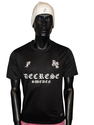 Svart t-shirt från Decrese Sweden - Cool svart t-shirt från Decrese Sweden med vit tryckt text och logga på bröstet. Klassisk rund hals och korta ärmar. Perfekt för dig som gillar streetwear och vill sticka ut med snygg design.