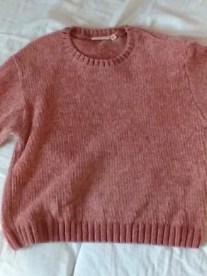 Rosa stickad tröja från Kappahl - Jätteskön stickad tröja i en dämpad rosa nyans med rund halsringning och ribbade muddar vid ärmslut och nederkant. Tröjan har en rak passform och är tillverkad i ett mjukt, strukturerat material. Den är i stl 146/152, men är lite liten för mig som har xs-s. Den är använd, men fortfarande i bra skick, inga defekter. Hör gärna av er om frågor!💖(Säljer även på Vinted ifall man skulle vilja köpa där)