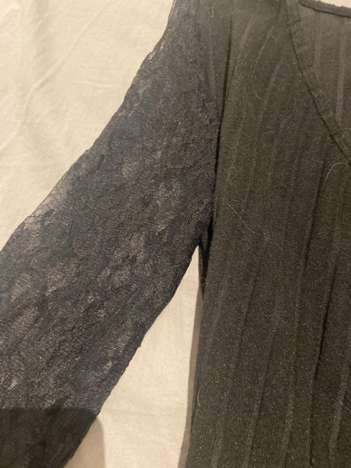 Svart omlottopp med spetsärmar - 5