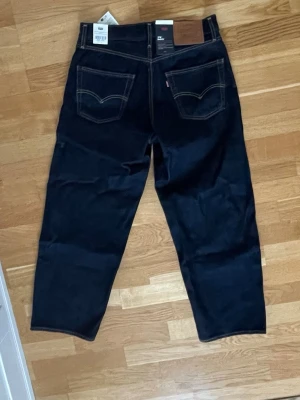 Levi's mörkblå baggy raka jeans - Helt oanvända jeans från Levi’s. Lös passform. Säljes på grund av fel storlek
