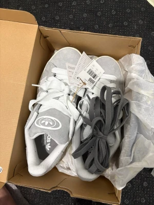 Gråa Adidas Campus sneakers - Jag har aldrig tagit på mig skorna, de är helt nya.jag köpte de för nån månad sedan från adidas( jag har fakturan från adidas) Storlek 41 1/3 funkar som storlek 41
