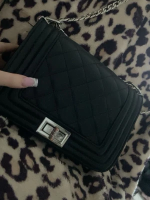 Snygg läder väska  - Säljer nu en jättesnygg svart läderväska, öppningen har rostat lite men är supersnygg!