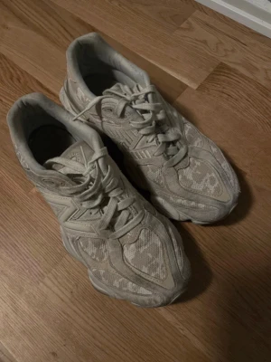 Beige New Balance sneakers - Säljer ett par beige New Balance sneakers med mesh och mockadetaljer. Använda, köpte för 2500kr, köpte nya andra så får inte användning av dessa längre. Super sköna. 