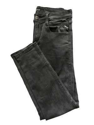 Svarta slim fit jeans från Replay hyperflex  - Snygga svarta slim fit jeans från Replay med klassisk femficksmodell och diskret logga på fickan. Jeansen har normal midja och raka ben. Tillverkade i stretchigt denimtyg för extra komfort och en schysst passform. Modellen hyperflex 