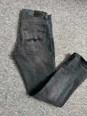 Nudie Jeans 32/30 - Snygga svarta slim fit jeans från Nudie. Modell: Grim Tim storlek 32/30