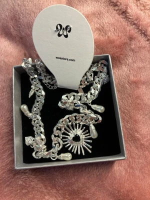 Silverhalsband med pärlor från WOS - Äkta silverhalsband från WOS. Aldrig använt med lappen kvar. Nypris 899kr.