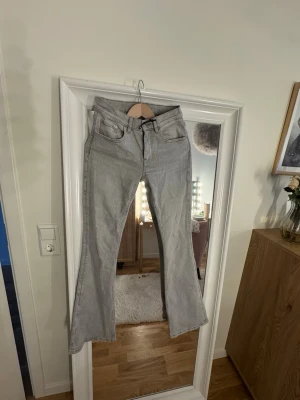 Ljusgrå bootcut jeans - Säljer ett par ljusgrå bootcut jeans mid-waist. Från Gina, snygg ljusgrå tvätt. Aldrig använda 