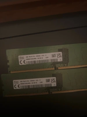  4GB DDR4 3200mhz RAM - Två stycken 4GB DDR4 PC4-3200AA RAM-minnen från SK hynix. Gröna kretskort med guldiga kontakter och vita etiketter. Perfekt för dig som vill uppgradera datorns minne.