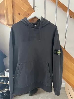 Stone Island hoodie - Säljer denna Stone Island hoodien i bra skick. Inga skador eller fläckar. Knappt använd utan bara suttit i garderoben. Pris 750 men det kan diskuteras vid snabb affär. Storlek XL men passar M och L